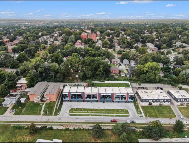 Building Photo - Fully Furnished 2 Master Suites | Luxe Townhome Near UNMC