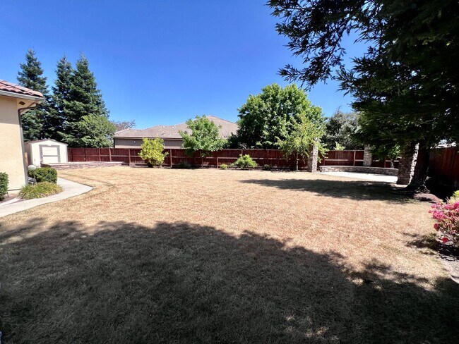 Building Photo - $2,695 Bullard & Hwy 99, 4 Bedroom With So...