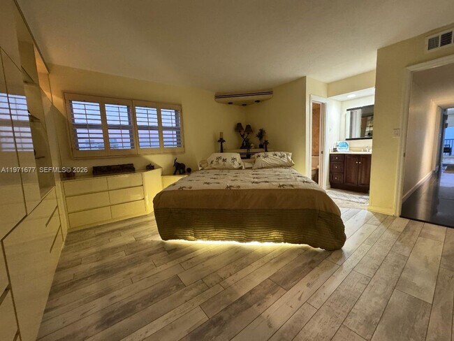 Building Photo - 400 N Surf Rd