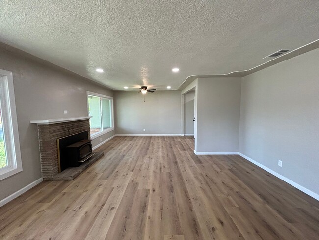 Building Photo - 1404 Grape Ave