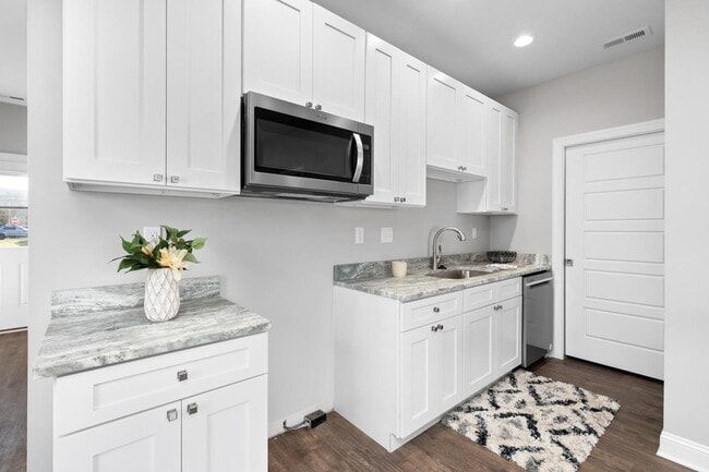 Building Photo - 1013 B St