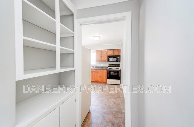 Building Photo - 1133 N Byrne Rd