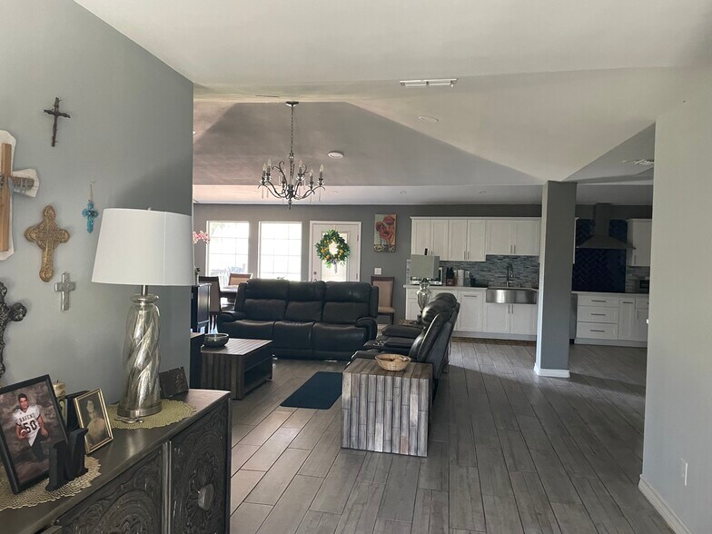 Building Photo - 5100 El Jardin Cir