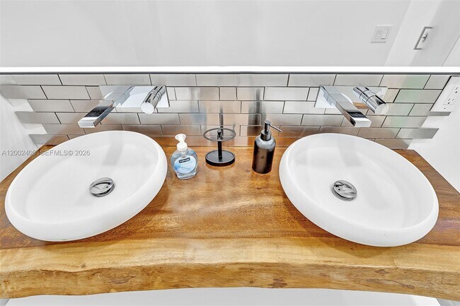 Building Photo - 1002 10th St