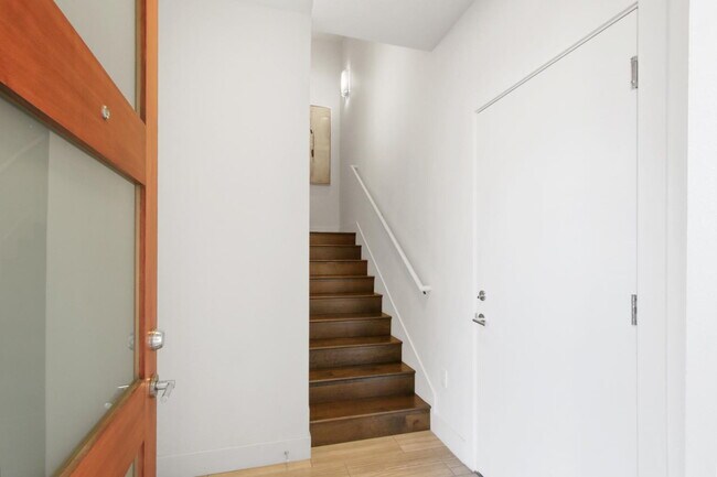 Building Photo - Gorgeous townhouse