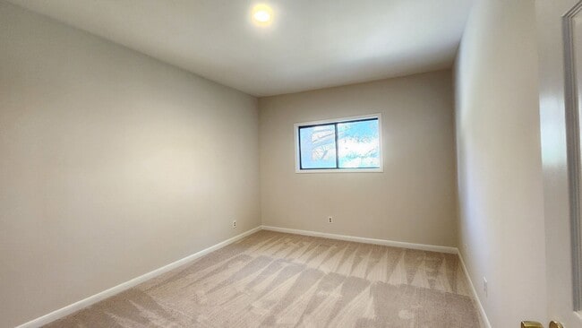Building Photo - Affordable 2BR close to King St Metro