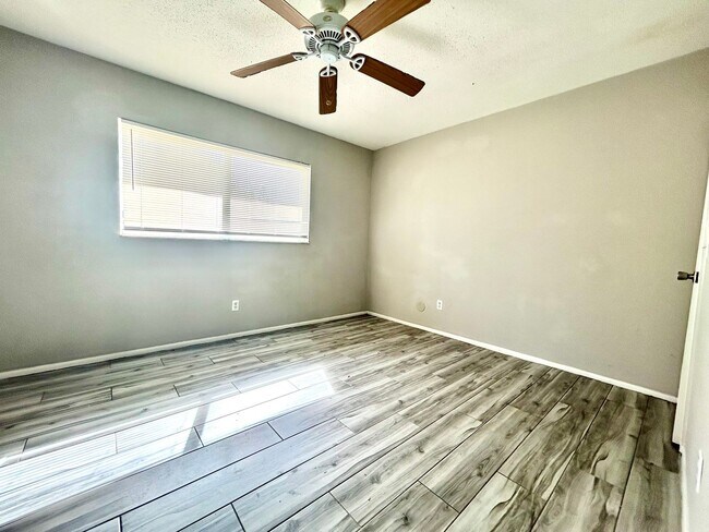 Building Photo - 2260/2262 Stella St.