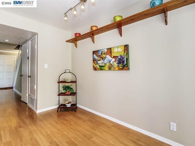 Building Photo - Park like end unit, move in condition with...