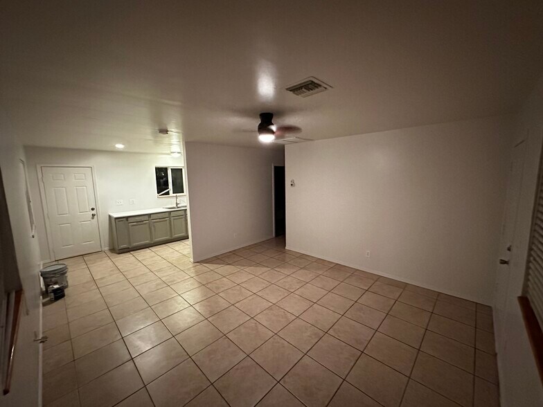 Building Photo - 1320 W Cochise Dr