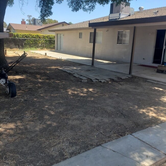 Building Photo - 3847 Vine Ave