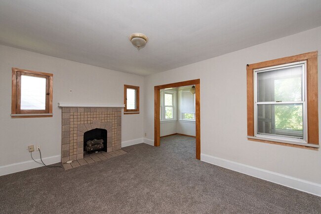 Building Photo - COVEDALE - Charming 3 bed apt, upstairs of...
