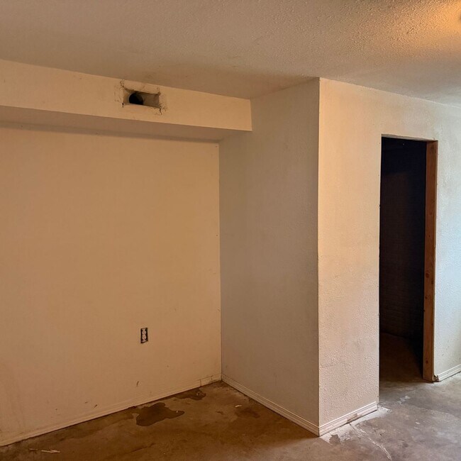 Building Photo - 2 Bedroom Home with unfinished Basement In SE Springfield