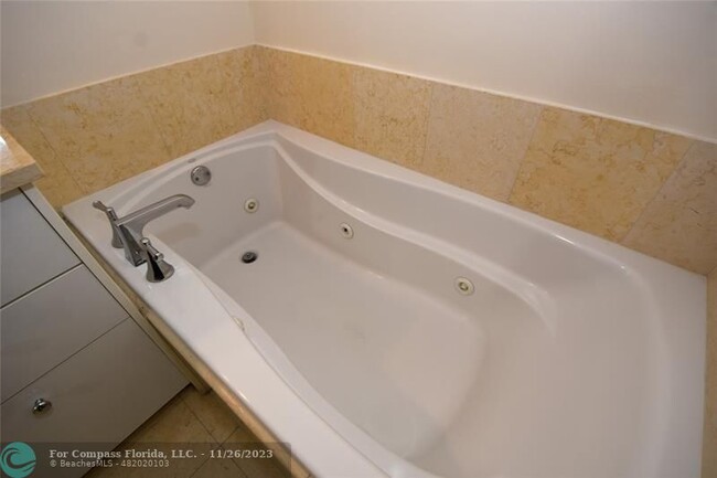 Building Photo - 20000 E Country Club Dr