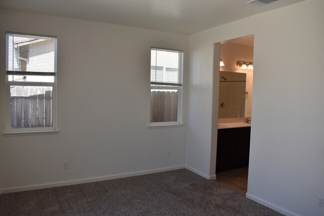 Building Photo - 4457 Jennifer Wy