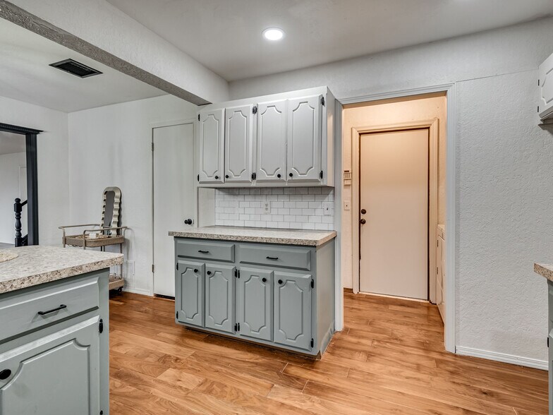 Kitchen - 5301 SE 82nd St