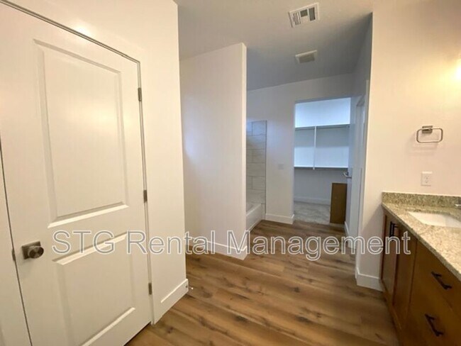 Building Photo - 438 N Stone Mountain Dr
