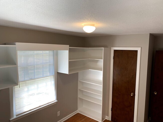 Building Photo - 409 NE Corder St