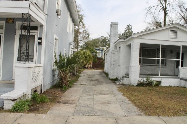 Building Photo - Luxurious Newly Renovated 3BR/2BA Haven with Private Parking - A Rare Market Gem