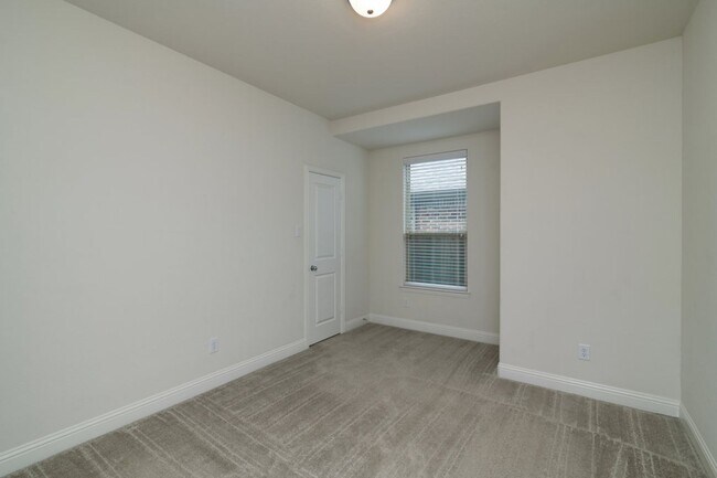 Building Photo - Spectacular and spacious home in Parkside!!