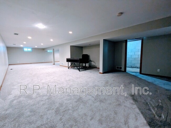 Building Photo - 15 103rd Ave NW