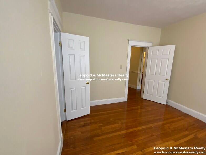 Building Photo - 33 Woodstock Ave