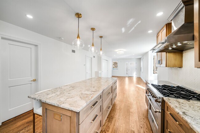 Building Photo - 11 Walnut St