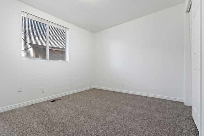 Building Photo - 443 Dorothea Way