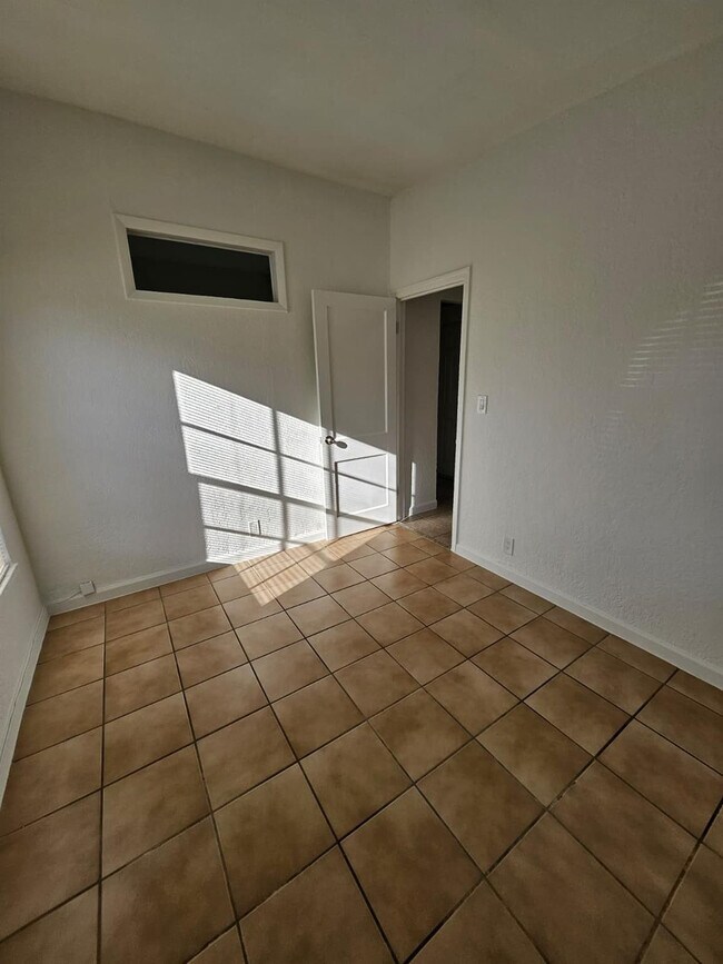 Building Photo - 1100 NE 12th Ave