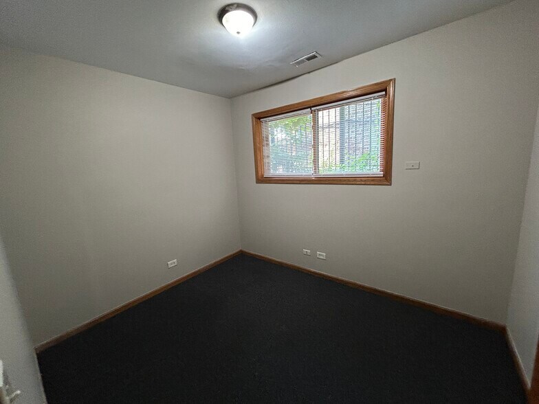 Building Photo - 5642 S Prairie Ave