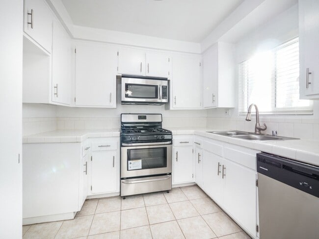 Building Photo - Modern 1-Bedroom Apartment in Prime Sherman Oaks