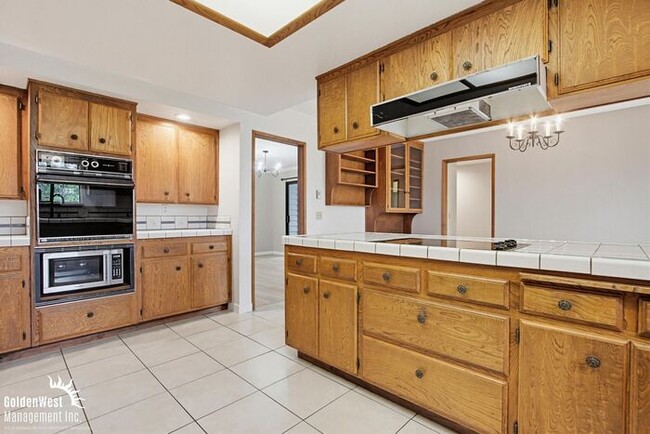 Building Photo - Spacious and Inviting 4Bdm 3Ba Home Nestled in the Scenic Hills of Fallbrook!