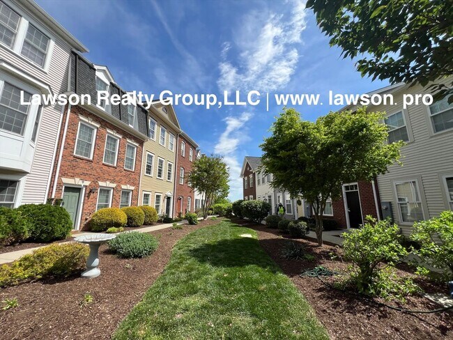 Building Photo - Luxurious Colonial Green Townhome with Garage