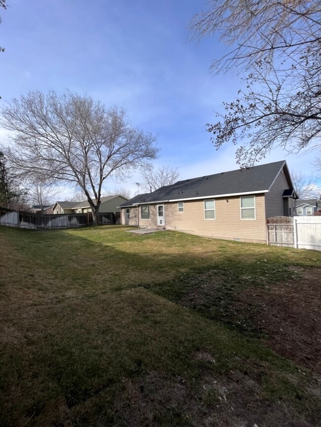 Building Photo - 515 Sawtooth St