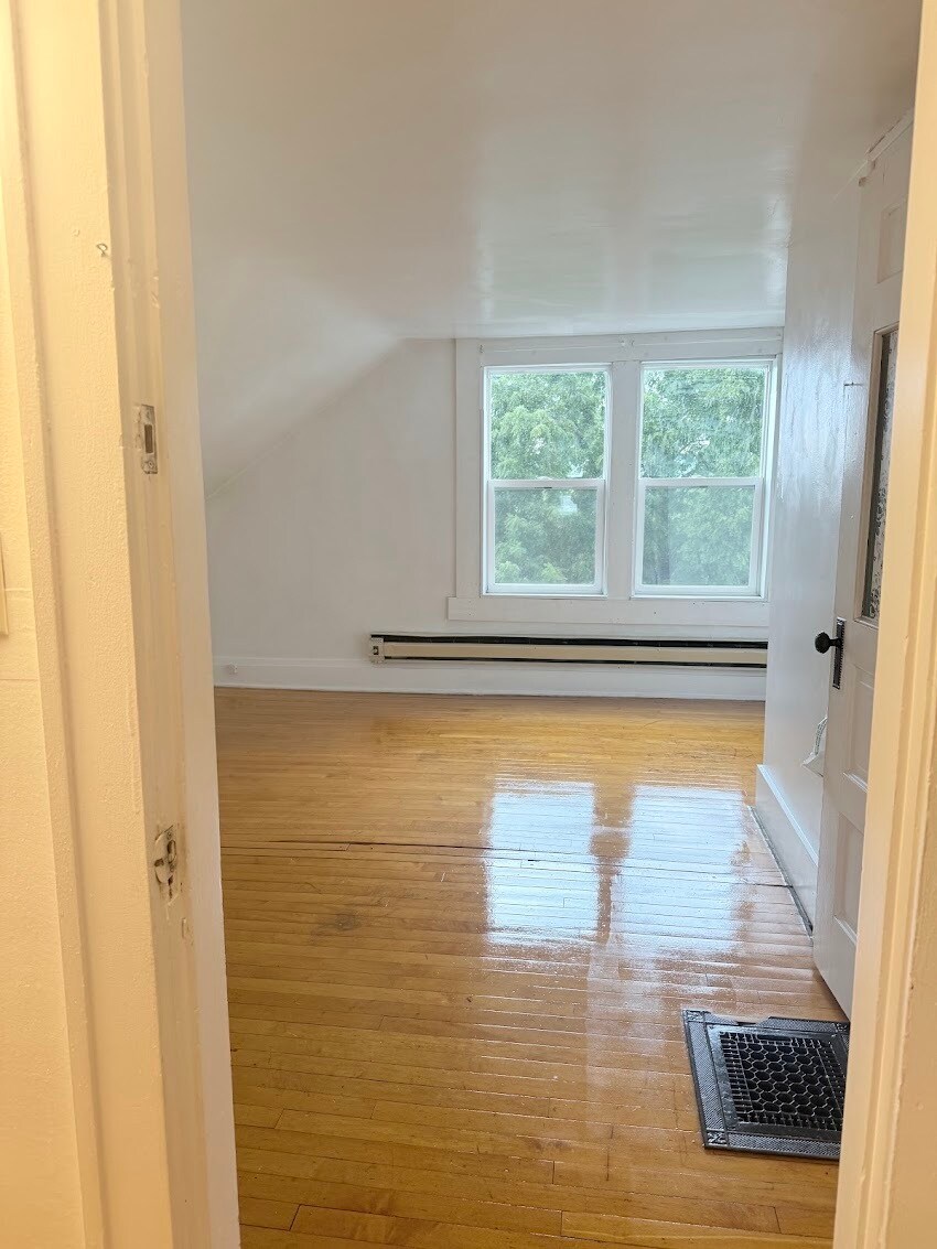 Building Photo - 414 2nd St W