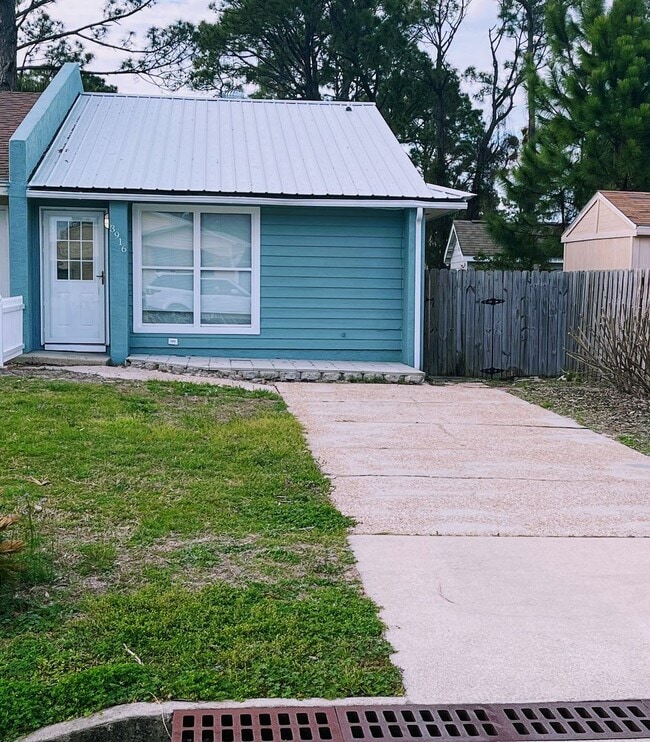 Building Photo - Beautiful 2 bedroom 1 1/2 bath walking dis...