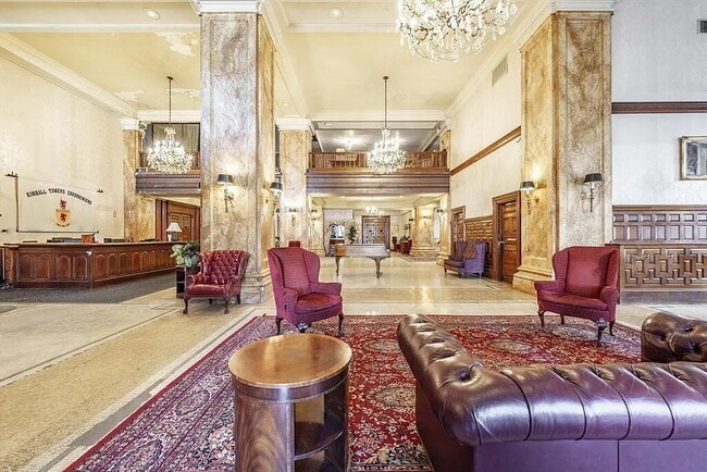 Building Photo - "Chic Urban Living: Spacious 1-Bedroom Oas...