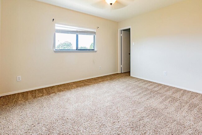 Building Photo - 219 Cottontail Dr