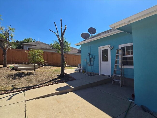 Building Photo - 7013 Marejada Dr