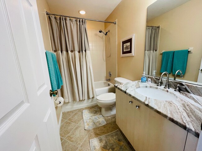 Building Photo - Spacious 3-Bed, 2-Bath Condo in Bellamar a...