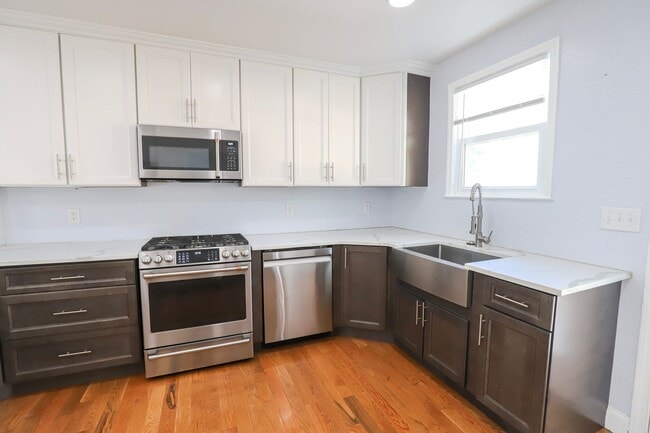 Building Photo - 1709 Oak Dr