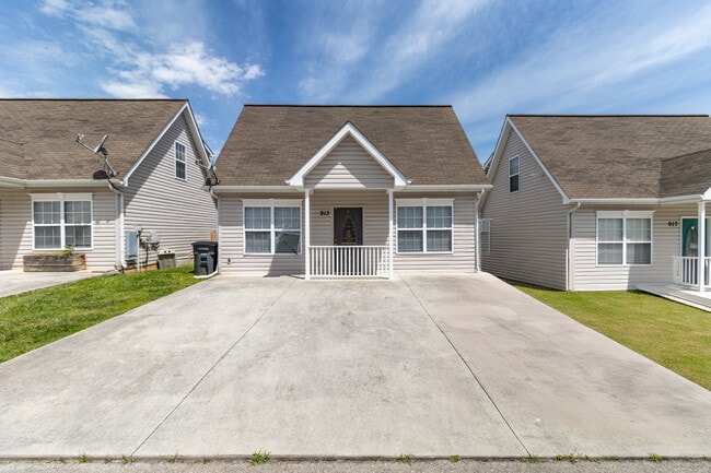 Primary Photo - 913 Hazelbrook Way