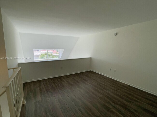 Building Photo - 6904 N Kendall Dr