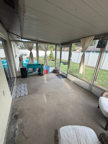 Building Photo - 819 Pebblewood Dr
