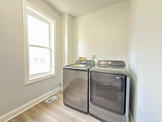 Building Photo - 216 N 53rd St