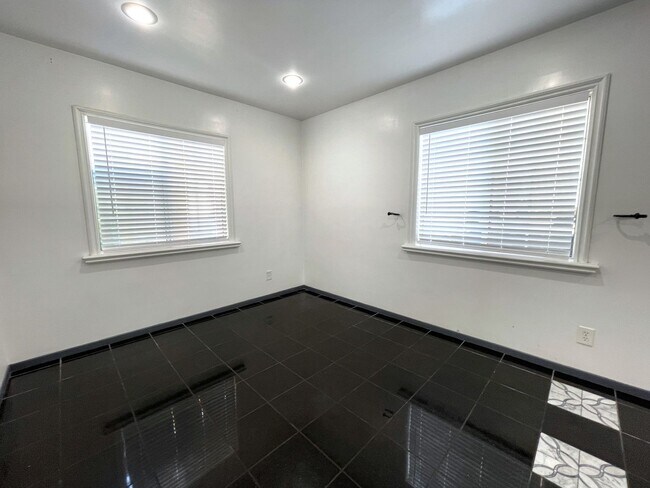 Building Photo - 8824 Tyrone Ave