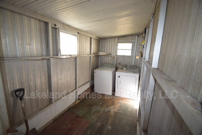 Building Photo - 4053 Bay Ave SE