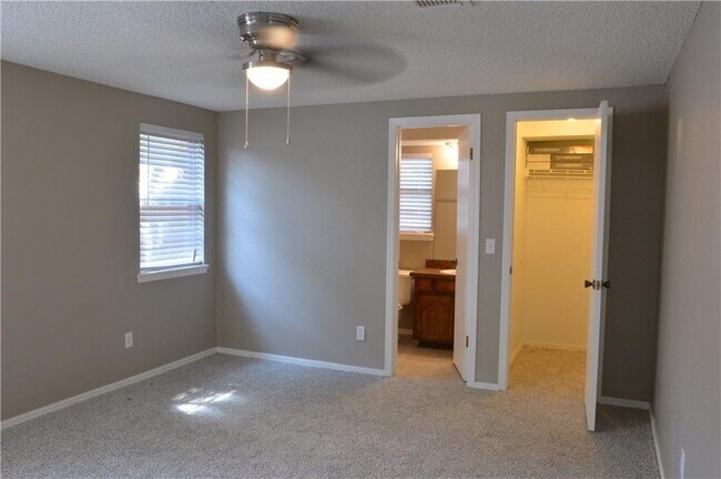 Building Photo - 1054 Cumberland Mansion