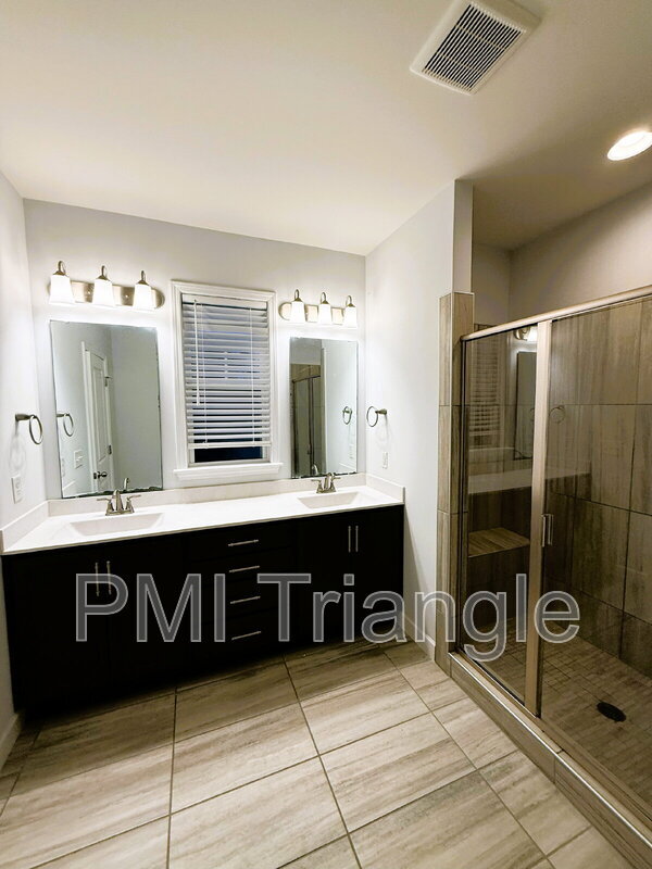 Building Photo - 156 Etteinne Garden Ln