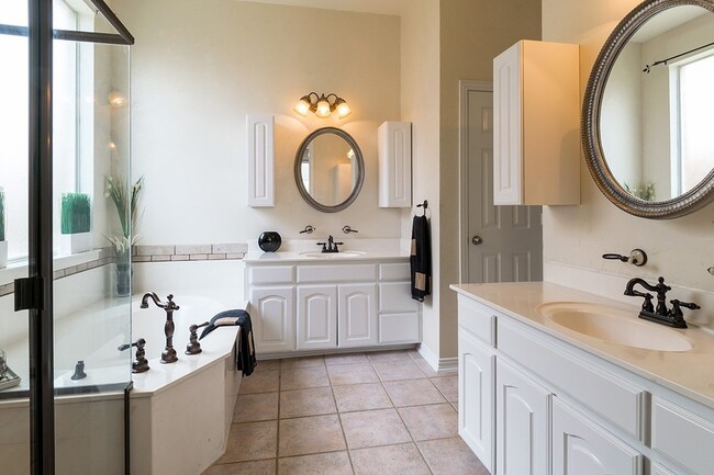 Building Photo - 7712 Brookview Ct