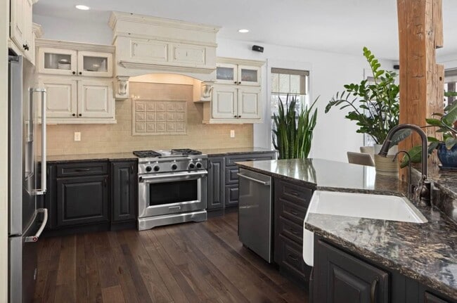 Building Photo - Stunning luxury rental!